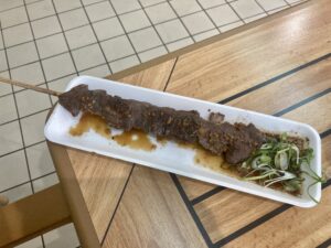 「ココロ焦ガレ」の40cmジャンボ牛ハラミ串（1,000円）